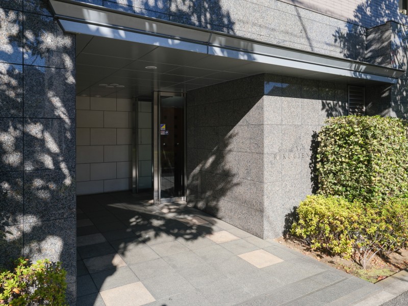 植栽は綺麗に整られ、毎日気持ちよく出入りできそうですね。日々の通勤や通学はもちろんのこと、ショッピングからレジャーまで自在に楽しめる便利なポジションが、アクティブな日常を叶えてくれます。