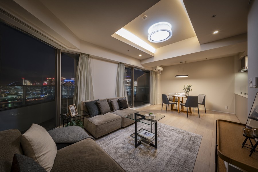 ベイエリアならではの、窓の外に広がる煌めきの夜景をリビングにいながら堪能できます。1日の終わりに、心安らぐナイトタイムを満喫できそうです。