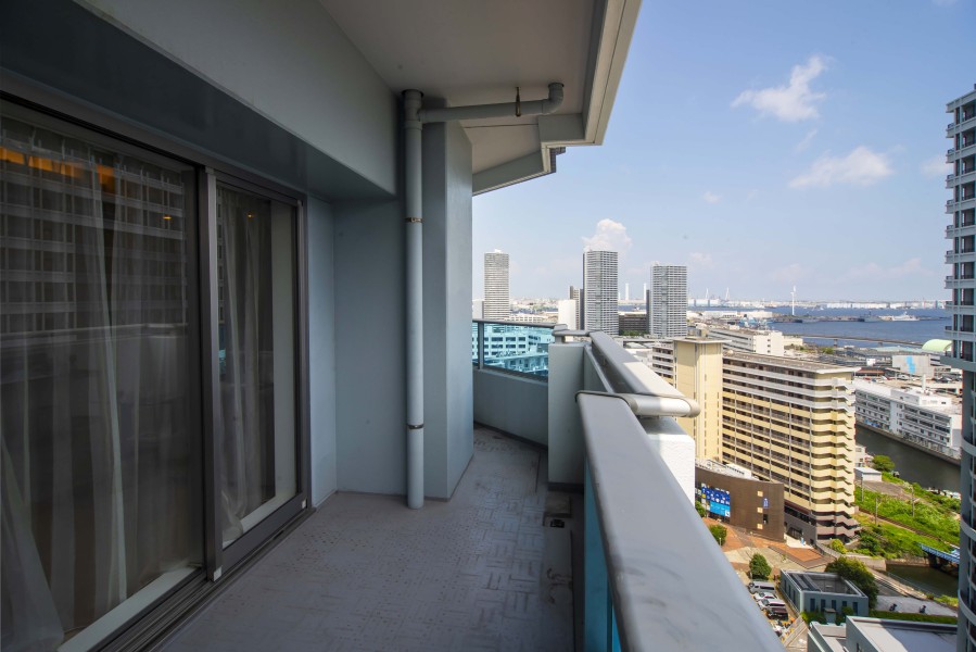 約28m²のゆったりとしたバルコニーは暮らしの中で大切な光と風を演出してくれる居心地の良い空間です。