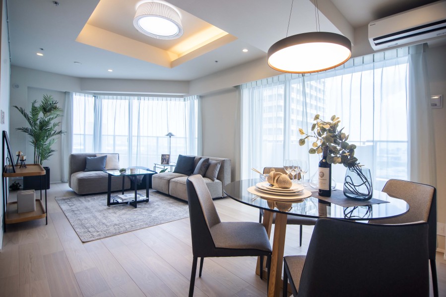 約19.6帖のゆとりあるLDKです。よりいっそう開放感を演出する窓からは、柔らかな自然光が差し込み心地よい時間が流れます。