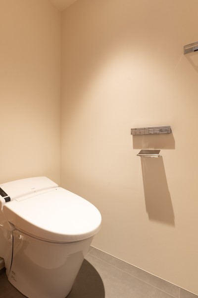 タンクレストイレやスティックリモコンを採用し、スタイリッシュな雰囲気を演出したレストルームです。毎日使う場所だからこそ、清潔感と使いやすさを考慮しました。