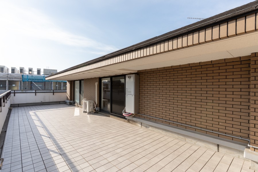 約42m²のルーフバルコニーからは開放的な眺望がお楽しみいただけます。のびやかに広がる空が日常になり、至福の時間に包まれる住まいです。