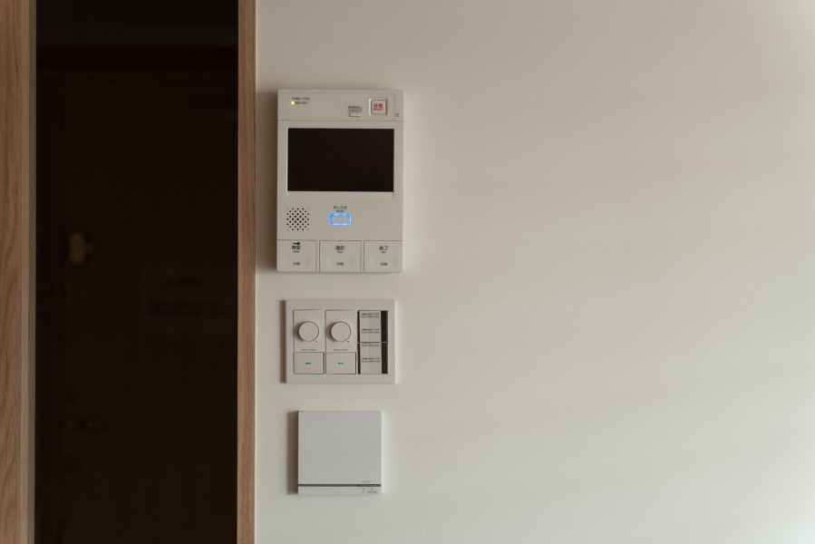 ◆TVモニター付インターホン◆訪ねてきた相手をモニター越しに確認でき、防犯対策に役立ちます。インターホン越しに話をすることが可能です。