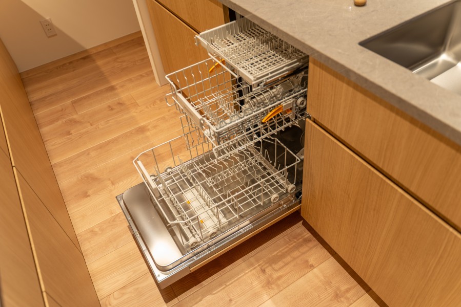 ◆食器洗浄機◆家事の時間を短縮できる優れもの。さらに節水・節約を同時に行うことができるので、人気があり重宝します。