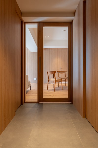 LDKに続く扉はガラス扉を採用したので、採光と開放感をよりいっそう感じることができます。