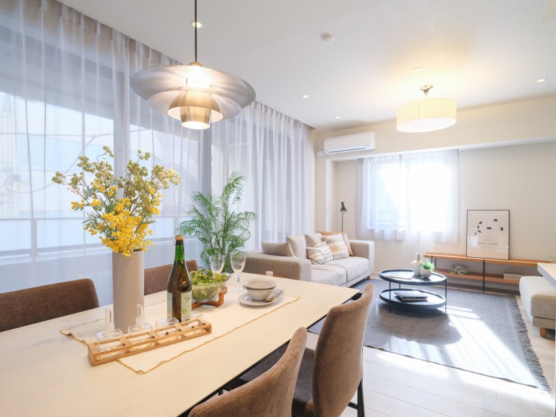 二面採光の窓から心地よい光と風を運んでくれる、おだやかな空気に纏われたリビングダイニングです。約17.0帖の広さがあり、お好きなインテリアを配置して理想のお部屋作りをすることができます。