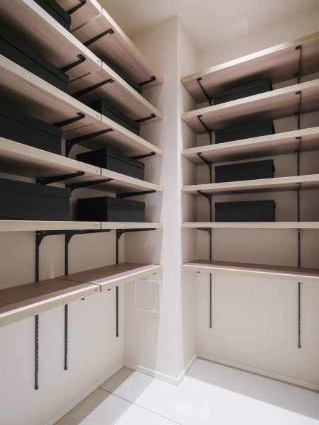 広々としたシューズインクローゼットは、ご自身で棚の高さを調整ができるので、高さのあるシューズも形を崩すことなく収納できます。アウトドアグッズも片づけることができ、便利な収納スペースです。