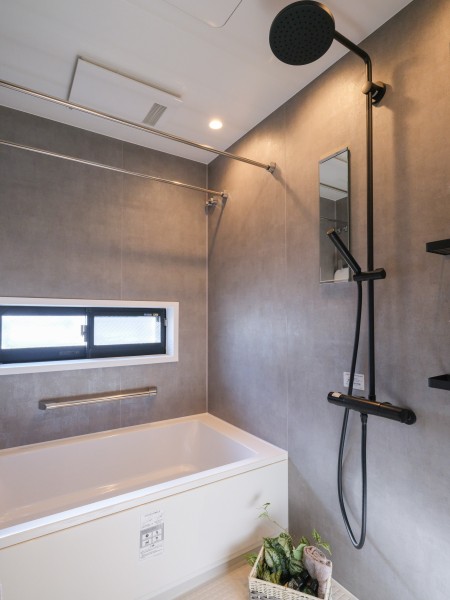 光沢感のある木目調のパネルが、より一層くつろぎと高級感を醸し出します。浴室にも窓があり、開放感を感じる安らぎのバスルームです。