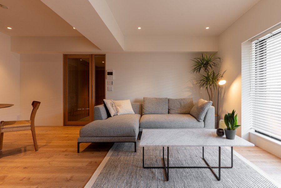 約20.5帖のLDKには大きな窓から明るい自然光が降り注ぎ、彩り豊かな暮らしを演出します。穏やかな雰囲気に纏われ、明日への活力を養うことができる上質なお部屋です。