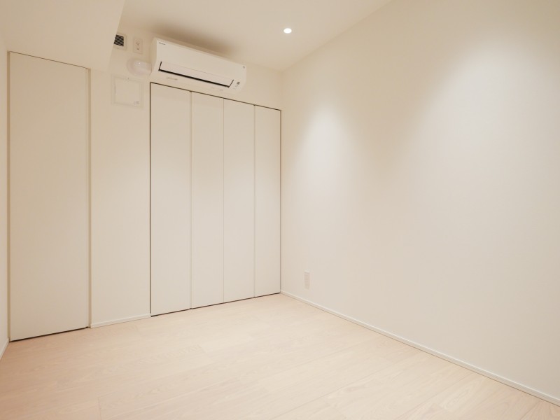 サービスルーム(納戸)は約4.2帖の広さがあります。オフシーズンのお洋服や寝具、家電などをたっぷり収納することができます。