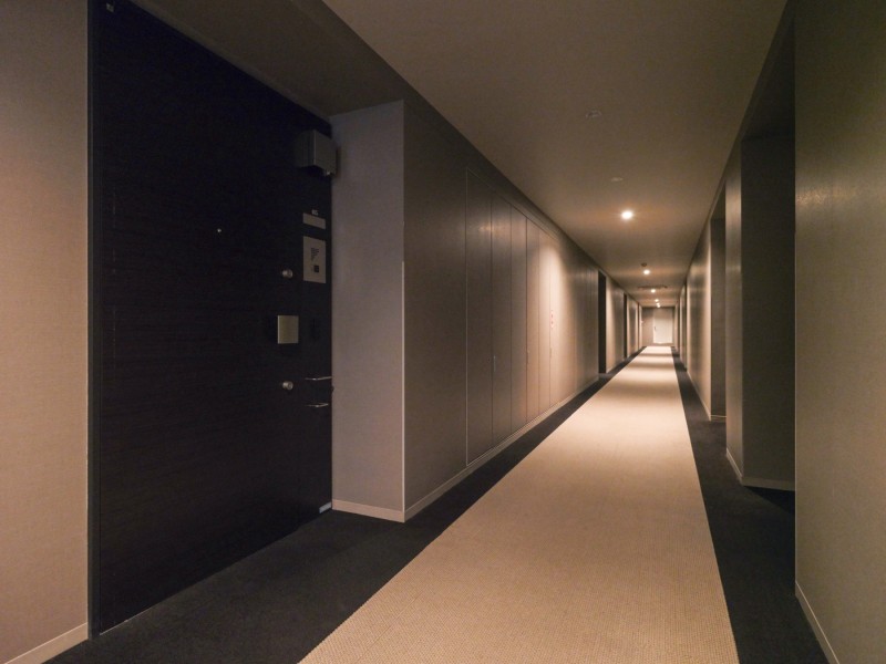 エレベーターを降りてお部屋へと続く廊下は、ホテルライクな内廊下設計です。外気の影響を受けにくく、プライバシーも守られやすくなっております。