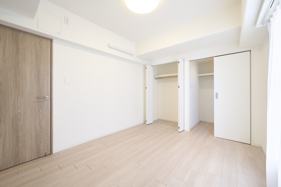 約6.0帖の洋室2です。ナチュラルテイストな内装はどんな家具にも相性が良いです。素朴さと、どんなインテリアも受け止める柔軟性が魅力です。