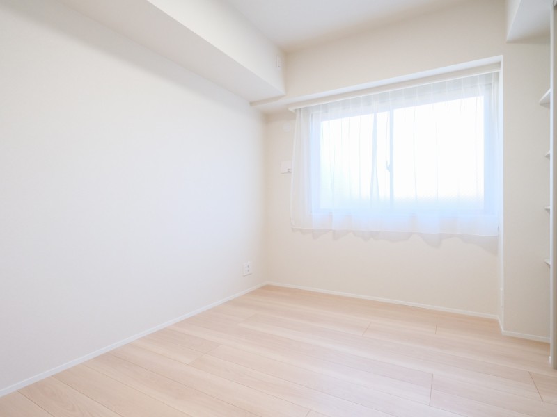 洋室2は約5.1帖の広さがあります。心地よい時間が流れるお部屋は、毎日が忙しいあなたもほっと一息つける安らぎの空間です。