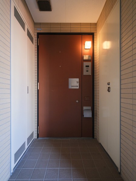 シックな印象の清潔感のある共用部です。管理人さんが週5日勤務・管理体制が良好なことに加え、オートロック・宅配ボックス完備のため快適な生活を送ることができます。