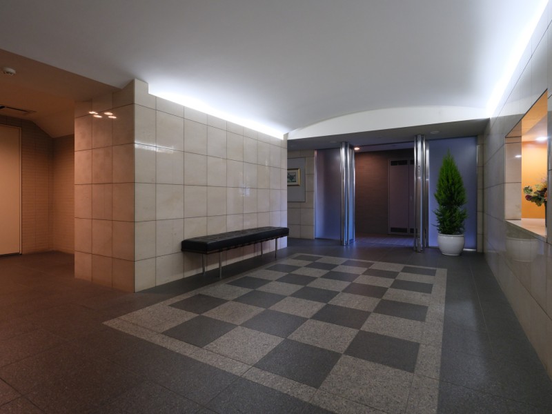 高級感と気品が溢れるエントランスホールです。洗練された共用部が安らぎに満ちた住まいへ誘います。忙しない都心で躍動し帰るあなたのほっとする住まいになりそうですね。