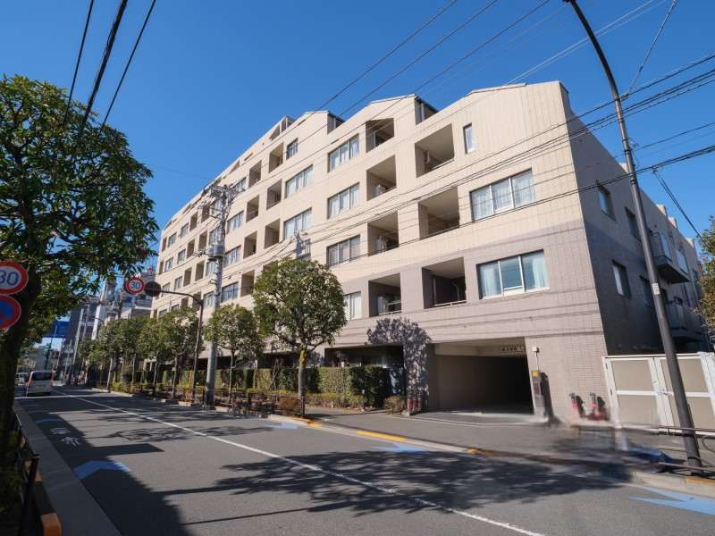 外観は優しい色合いのタイル貼りで、洗練された雰囲気となっております。3駅3路線利用可能で利便性が良好なマンションです。