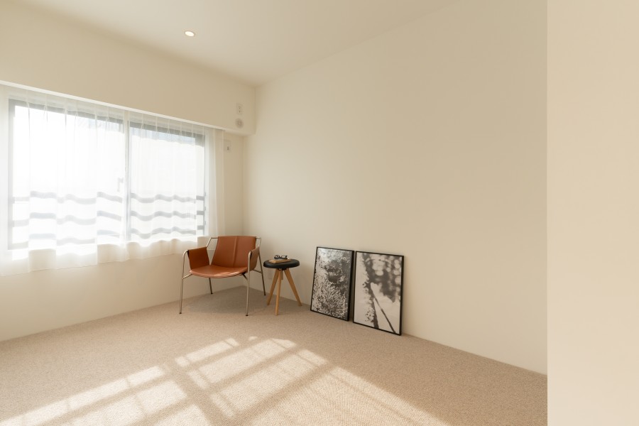 穏やかな陽光が注がれる洋室1です。流行を先駆けながら、喧騒と一線を画す安らぎの居住空間です。