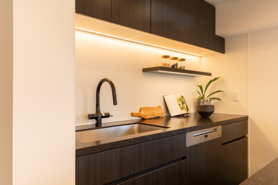 作業動線を追求したセパレート型キッチン。コンロとシンクを分けることで、広々としたスペースを確保しました。複数人での調理もスムーズに楽しめる、ゆとりある設計です。