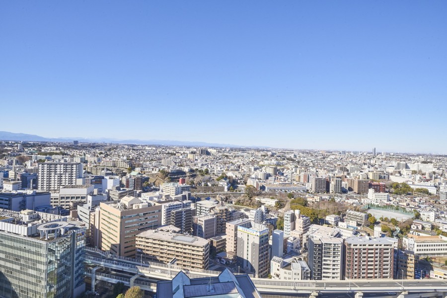 遠くまで青々と広がる大空に開放感とゆとりを宿すタワーレジデンス。飽きのこない窓辺からの光景を愉しむことができます。