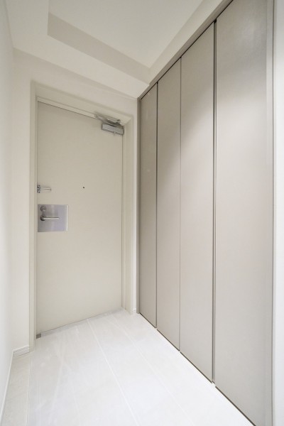 住まいの顔になる玄関は、白を基調に爽やかな空間を演出します。天井までの高さのシューズボックスを備えたことで、玄関をすっきりとお使いいただけます。