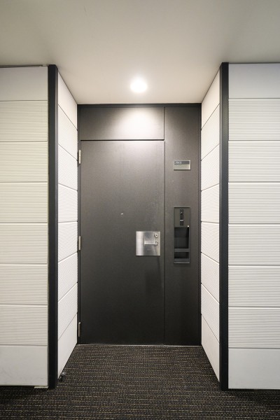 エレベーターを降りてお部屋へと続く廊下は、ホテルライクな内廊下設計です。外気の影響を受けにくく、プライバシーも守られやすくなっております。