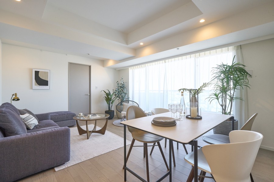 多種多様なライフスタイルに寄り添ったしつらえにリノベーションし、アップデートしたお部屋です。こだわった素材や意匠を纏い、柔らかく、美しく創りあげました。