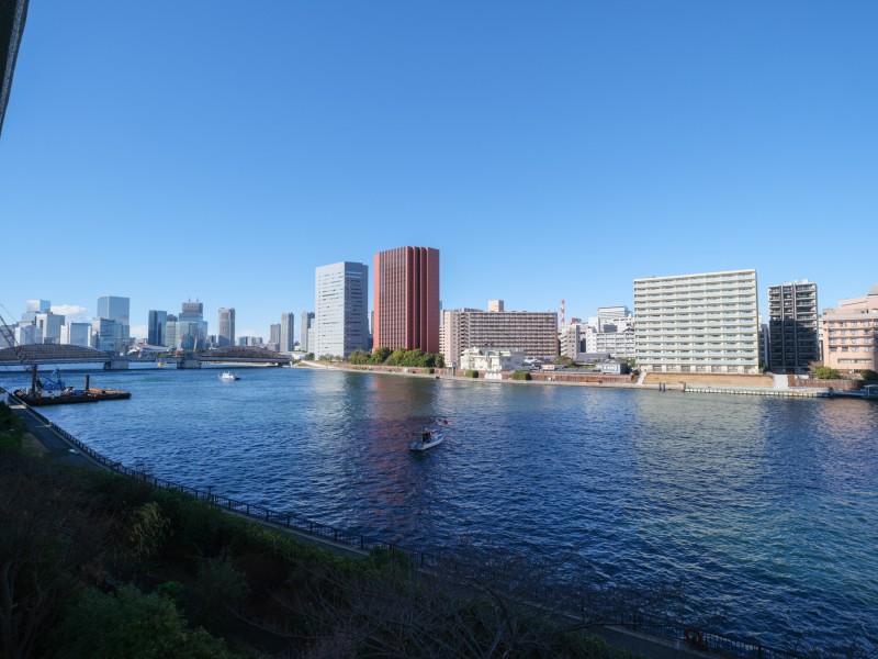 北西側のバルコニーより隅田川を望むことができます。開放的な大空と凛とした水の潤いを湛え、胸のすく眺めが日常になる住まいです。
