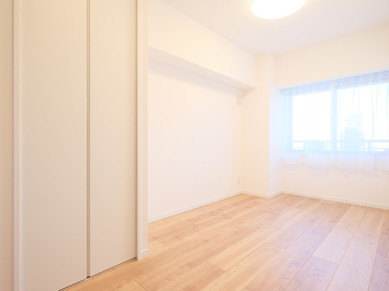 柔らかな陽が差し込む、約5.3帖の洋室3です。テレワークや作業スペースとしてもおすすめです。