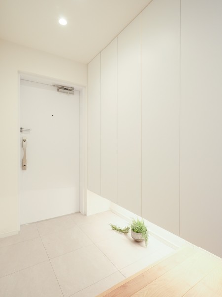 大切なご家族の「ただいま」「おかえり」が行き交う心温まる空間です。天井までの高さがあるシューズボックスを備え付けたので、玄関をすっきり綺麗に保てます。