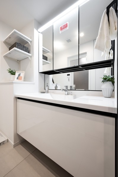 身支度の時間をも快適に彩る、美しく空間に溶け込む洗面化粧台です。ミドルミラー付きなので背の低いお子様も鏡を見ながら歯磨きができます。