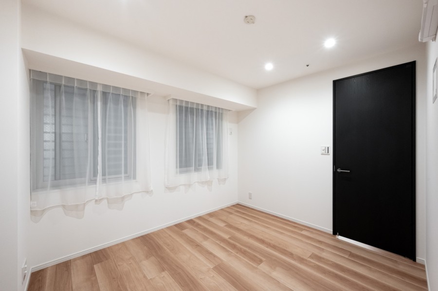 洋室1は約6.9帖の広さがあります。リビングから一番遠く、プライベート性が高いお部屋です。主寝室としてもお使いいただけます。