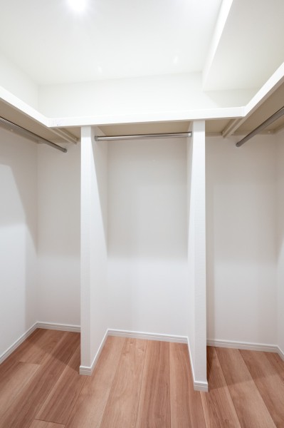 洋室1には頼もしい収納力を持つウォークインクローゼットを備え付けました。居室部分を広々とお使いいただけます。