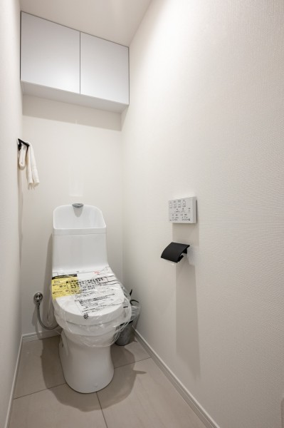 優れた節水効果や汚れが付きにくい便座など、ほしかった機能が揃ったウォシュレット一体型トイレです。上部には収納に便利な吊戸棚を備え付けました。