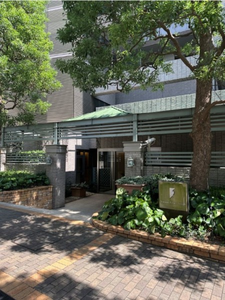 共用部やエントランス前には穏やかな緑の息吹が感じられ、細やかな手入れが行き届いています。