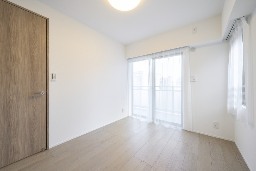 洋室2は約5.3帖の広さがあり、過ぎゆく時間をゆったりと感じることができるのびやかなお部屋です。住まう方の趣味や感性で飾っていただけるように、シンプルな内装で仕上げました。