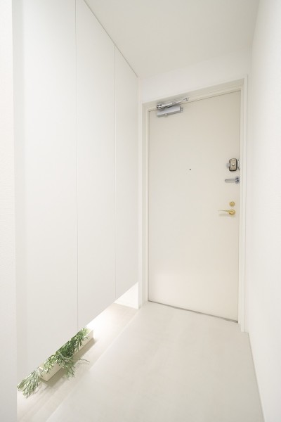 フットライトからのびる光が足元を優しく包み込む気品溢れる玄関です。天井までの高さがあるシューズボックスを備え付けたので、玄関をすっきり綺麗に保てます。