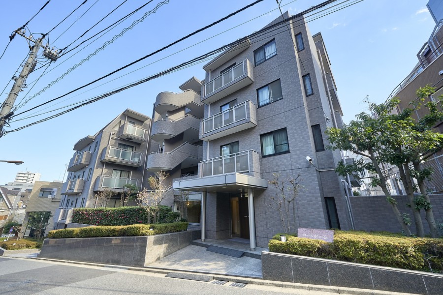 JR中央総武線「市ヶ谷」駅徒歩6分、東京メトロ有楽町線・南北線「市ヶ谷」駅徒歩5分に位置する交通利便性良好なマンションです。落ち着きのある佇まいの周りには植栽が施され、管理体制の良さが感じられます。