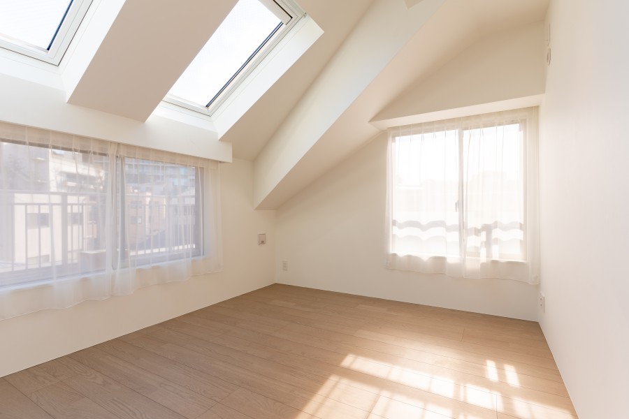 南東向きの洋室1にも天窓があり、自然光が降り注ぎます。光のシャワーを浴びる贅沢を堪能できるお部屋です。