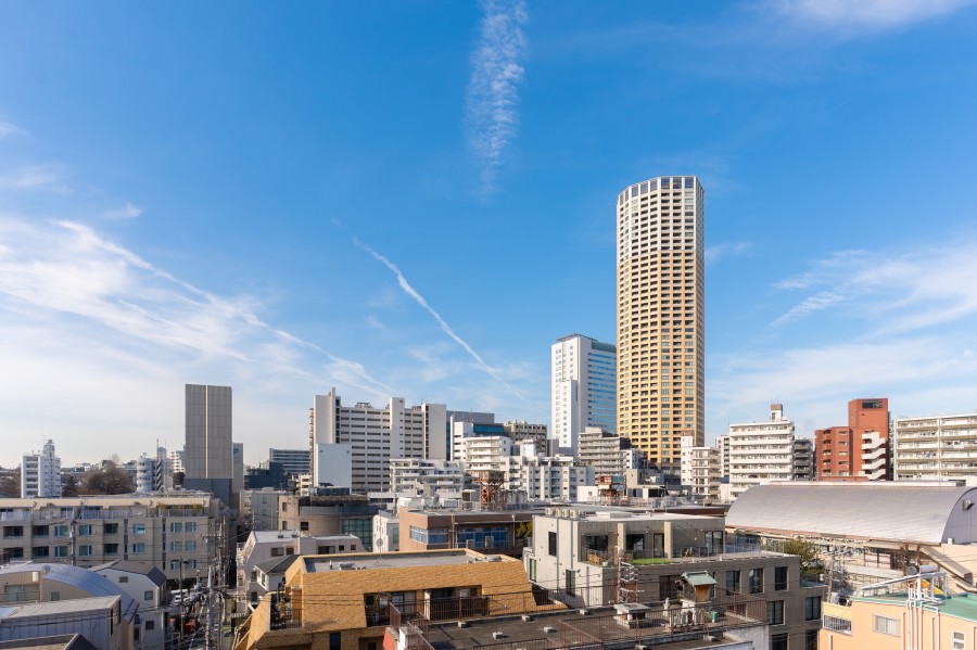 都市の鼓動を感じながら、空に溶け込む日常を愉しめる住まいです。視界の先に広がる、凛とした青空が日々をアップデートしてくれます。