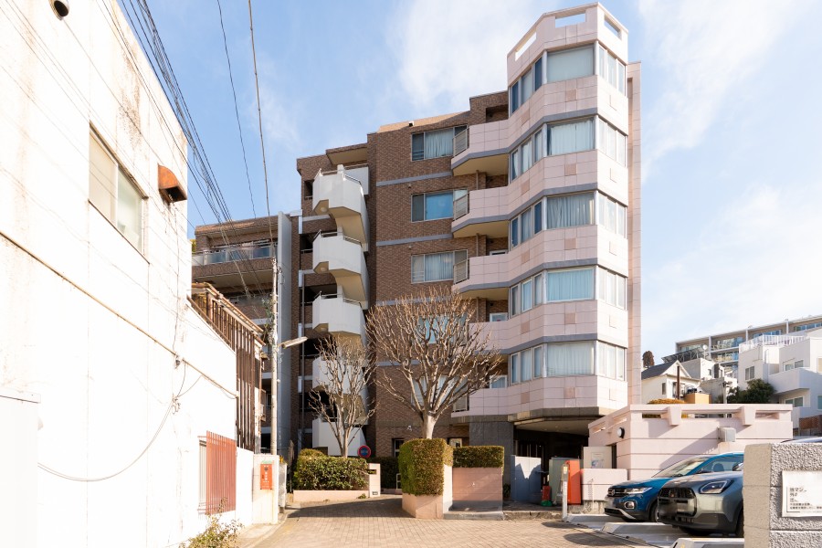 目黒川の桜並木も近く、交通・買物・自然のバランスに優れたエリアです。1フロア2世帯のプライバシー性の高い住戸です。