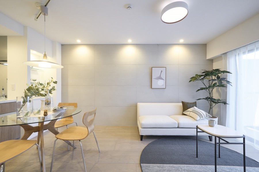 ダウンライトがアクセントタイルを照らし、より洗練された印象へと仕上がりました。備え付けのピクチャーレールにアートを飾っていただくことで、まるでギャラリーかのような空間づくりもお楽しみいただけます。