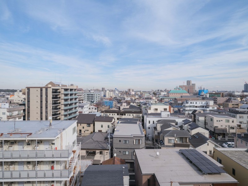 遮るものが少なく青々と開けた空を眺めリラックスできる眺望です。大空に溶け込む感覚を日常的に愉しめる住まいです。