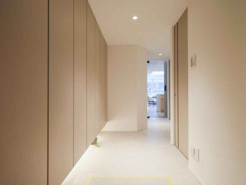 ゆったりとスペースのひらけた玄関です。大容量なシューズボックスが備え付けなので、毎日すっきりした玄関を保てます。