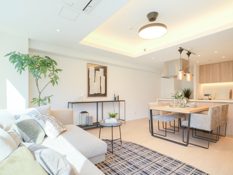 リビングダイニングには折り上げ天井を採用しました。天井に奥行きをもたせることで、空間の余白が暮らしにゆとりを生み出します。