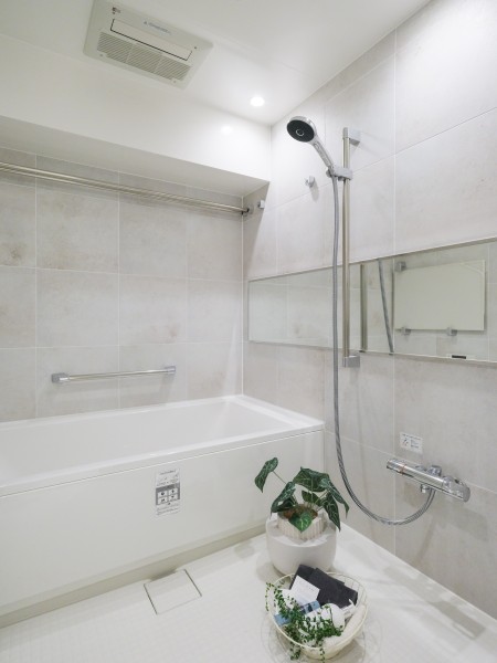 質感と色合いから洗練された雰囲気が漂うバスルームです。都会の喧騒や日々の疲れを忘れて、1620サイズの伸びやかな空間で心地よいバスタイムを満喫いただけます。