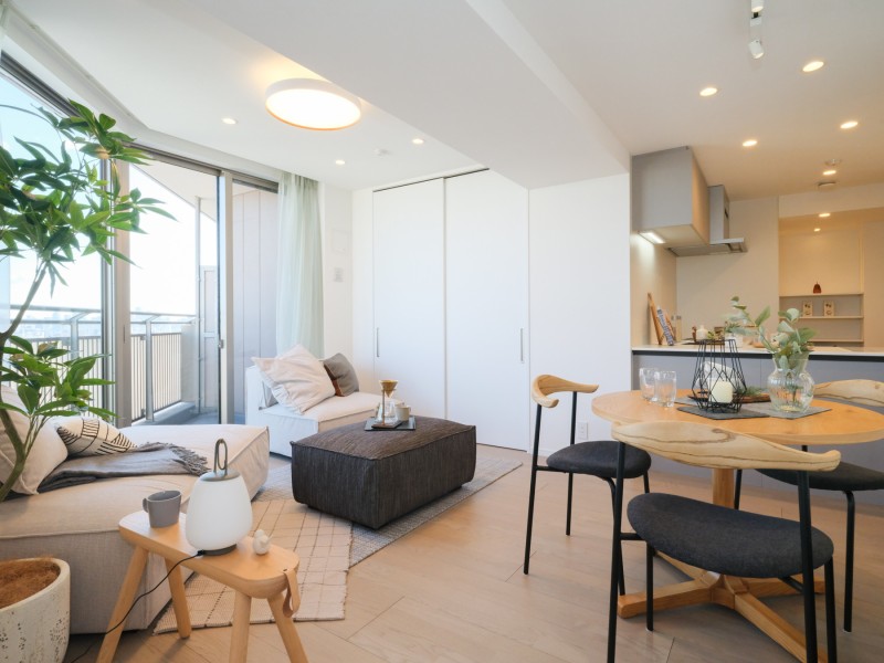 リビングには床暖房が敷設されているので、寒い季節でも足元からの冷えを気にせずにご家族やお友達と快適に団らん時間をお過ごしいただけます。