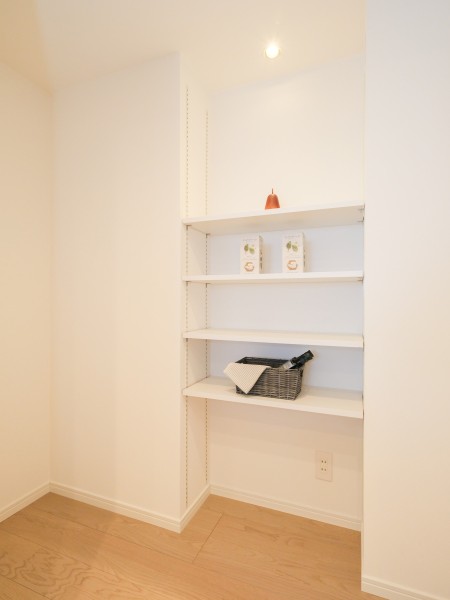 キッチン奥には、収納棚があります。アイテムが多く整理がつきにくいキッチン周りも、スッキリとお使いいただけます。可動式のため収納したい物のサイズに合わせて高さを変更できる嬉しい仕様です。