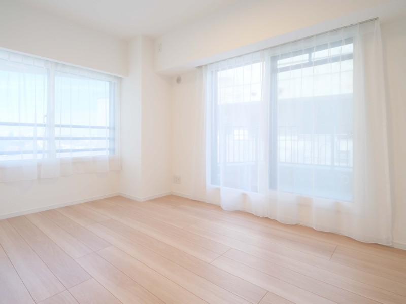 洋室2も洋室1と同様にルーフバルコニーへ接続するお部屋です。二面採光で明るく、開放的でのびやかな空間です。