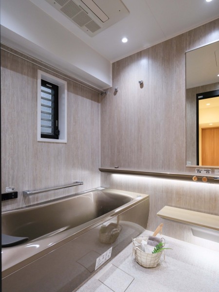 ラグジュアリーなバスルームにはヘッドレスト付き浴槽に加え、肩湯・腰湯の〈楽湯〉機能と、調光調色システムを採用いたしました。洗練されたフォルムと自然を感じる質感が安らぎの時間へと誘ってくれます。