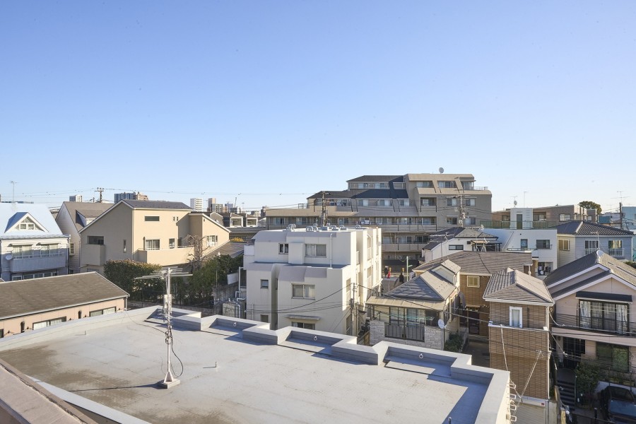 開けた空を眺めながらほっと一息つき、日常をアップデートできる空間です。凛とした空気が流れこみ、穏やかな時間が流れます。